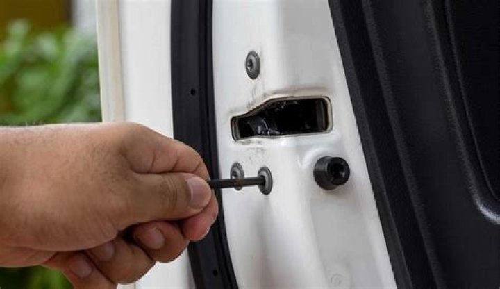 How To Repair Manual Car Door Lock