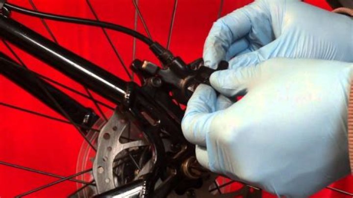 Quick Answer: How To Adjust Tektro Hydraulic Disc Brakes