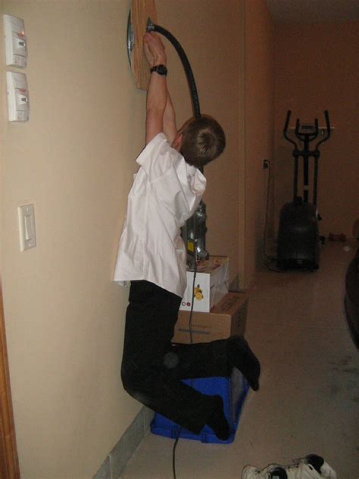 Quick Answer: How To Climb Up Walls In Human Faall Flat